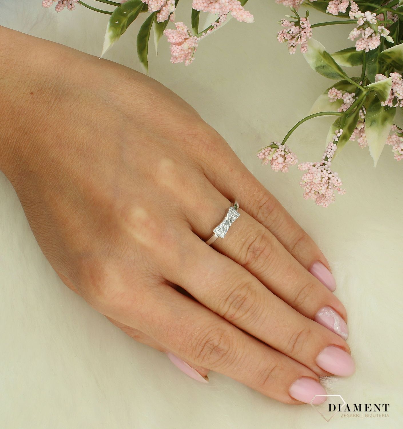 Srebrny pierścionek damski 925 kokarda z cyrkoniami rozmiar 12 P 1449. Srebrny pierścionek damski z motywem kokardy..jpg